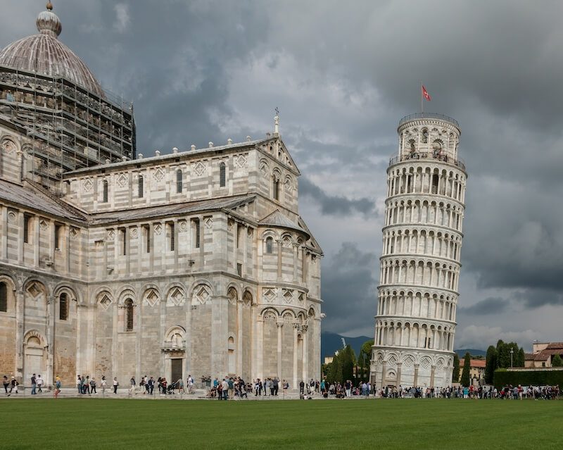 The leaning tower of Pisa in Tuscany on a cloudy day.